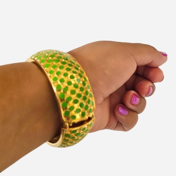 Elegant Gold and Green Bracelet - Picture 3 of 6